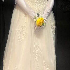 Elegant White Dress with Floral Embroidery